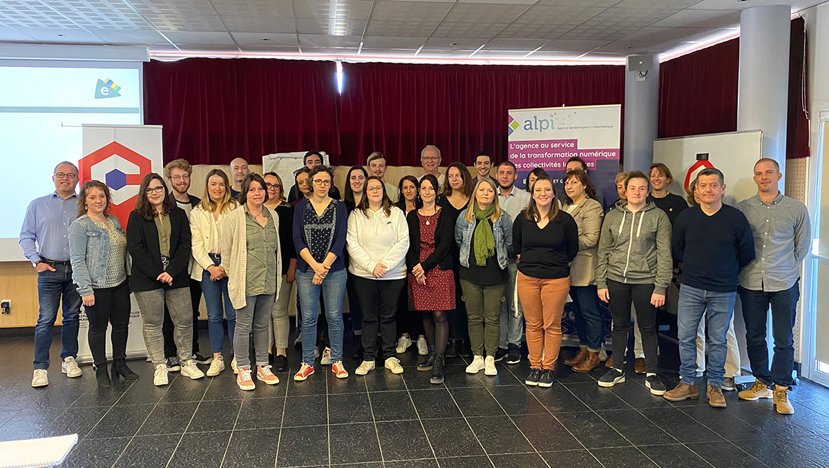 Les 34 Conseillers numériques France Services des Landes se sont réunis le 23 mars 2022 à Mont-de-Marsan. A cette occasion, l’Afpa leur a remis le diplôme qui valide la fin de leur formation.